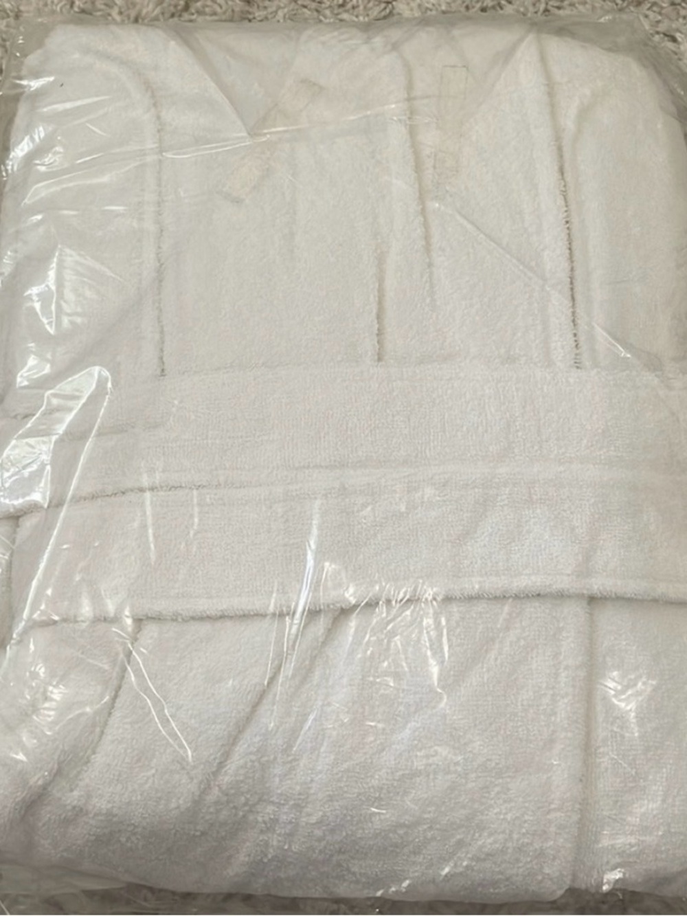 La Mer White Luxury Plush Robe with Embroidered Logo. - Picture 6 of 6